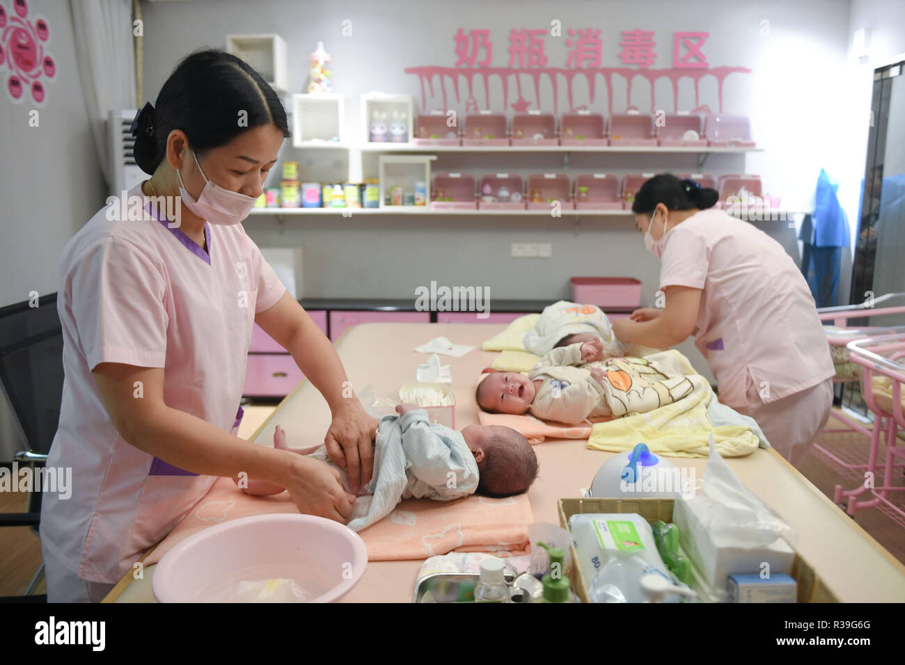 (181122) -- SHISHI, nov. 22, 2018 (Xinhua) -- i membri dello staff si prendono cura dei neonati in corrispondenza di una maternità care center di Shishi City, a sud-est della Cina di provincia del Fujian, nov. 21, 2018. Si tratta di una tendenza per neo mamme per prenotare una maternità centro di cura per trascorrere il loro cinese tradizionale 'sitting mese " in Shishi. "Zuo yuezi' (seduto un mese) è un post-partum rituale osservato per la maggior parte le donne cinesi. Per aiutare i nuovi madri a recuperare e a garantire loro il futuro stato di salute, che spendono fino a un mese in interni con i loro neonati dopo il parto e seguire un host di "norme", che spaziano dai divieti di lavaggio dei capelli non ea Foto Stock
