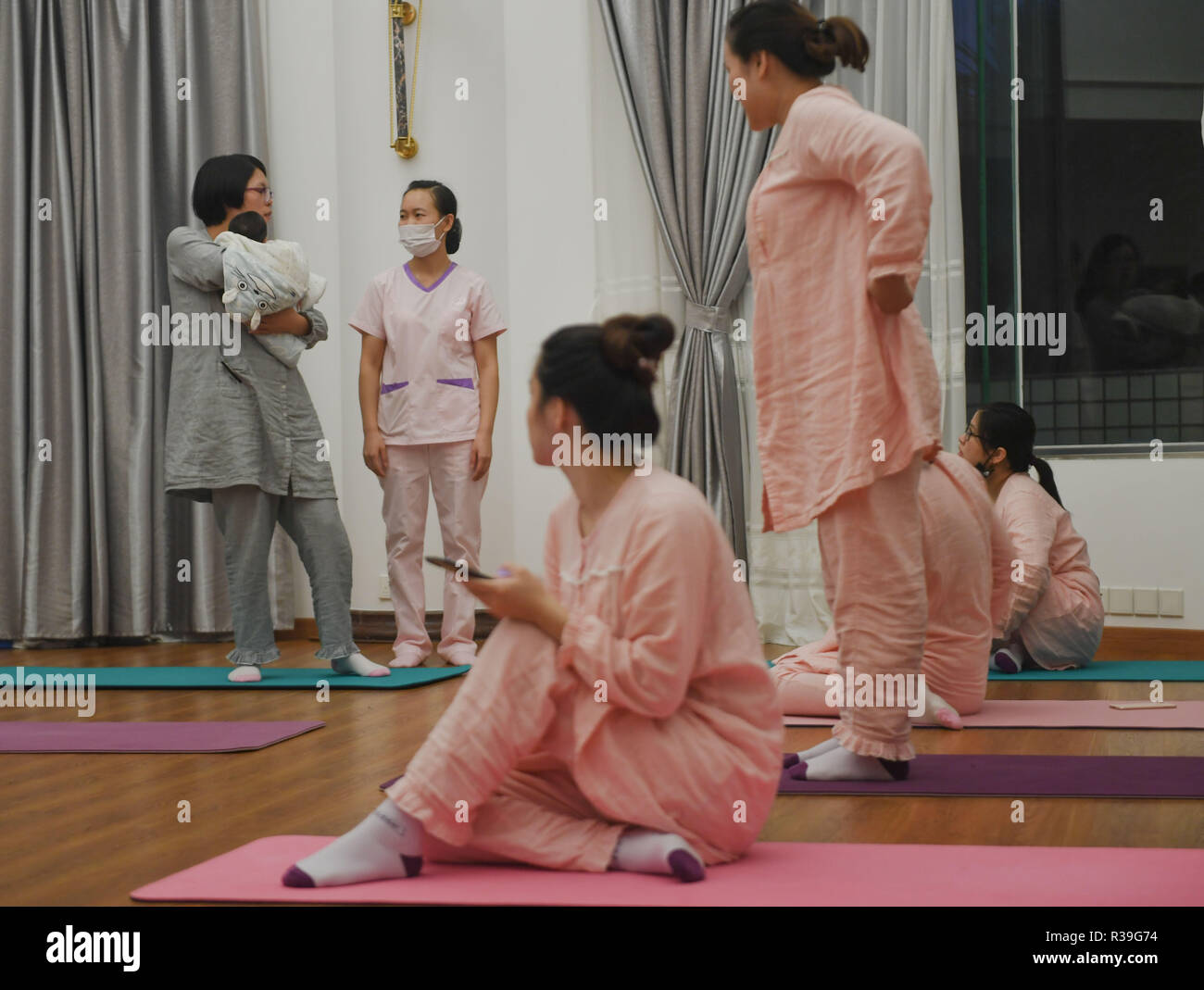 (181122) -- SHISHI, nov. 22, 2018 (Xinhua) -- Nuova chat di madri a cura di maternità center di Shishi City, a sud-est della Cina di provincia del Fujian, nov. 21, 2018. Si tratta di una tendenza per neo mamme per prenotare una maternità centro di cura per trascorrere il loro cinese tradizionale 'sitting mese " in Shishi. "Zuo yuezi' (seduto un mese) è un post-partum rituale osservato per la maggior parte le donne cinesi. Per aiutare i nuovi madri a recuperare e a garantire loro il futuro stato di salute, che spendono fino a un mese in interni con i loro neonati dopo il parto e seguire un host di "norme", che spaziano dai divieti di lavaggio dei capelli a non mangiare cibo freddo e Foto Stock