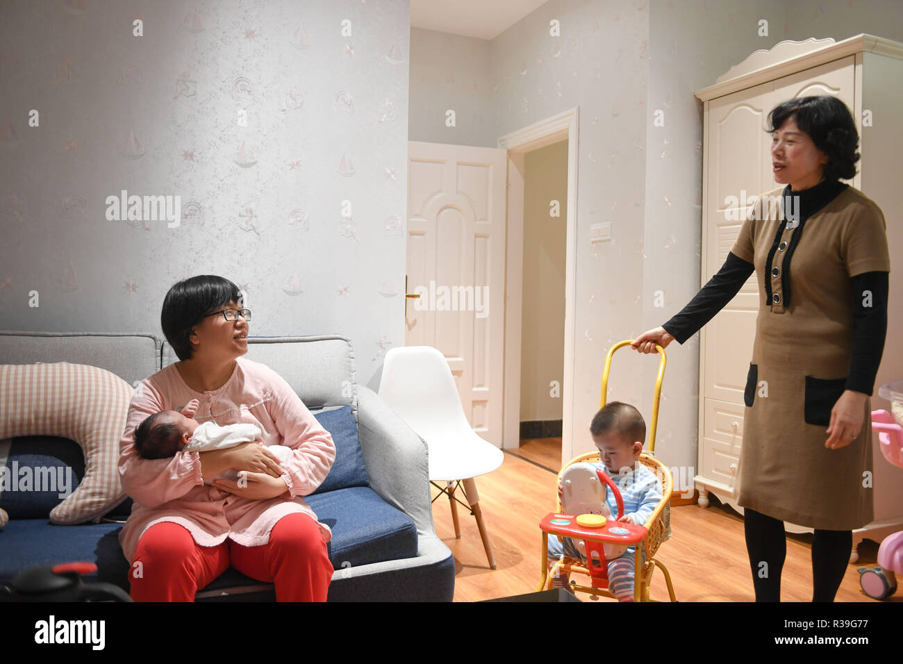 (181122) -- SHISHI, nov. 22, 2018 (Xinhua) -- Nuova madre la signora Yao chat con la sua madre ad una maternità care center di Shishi City, a sud-est della Cina di provincia del Fujian, nov. 21, 2018. Si tratta di una tendenza per neo mamme per prenotare una maternità centro di cura per trascorrere il loro cinese tradizionale 'sitting mese " in Shishi. "Zuo yuezi' (seduto un mese) è un post-partum rituale osservato per la maggior parte le donne cinesi. Per aiutare i nuovi madri a recuperare e a garantire loro il futuro stato di salute, che spendono fino a un mese in interni con i loro neonati dopo il parto e seguire un host di "norme", che spaziano dai divieti di lavaggio dei capelli per Foto Stock