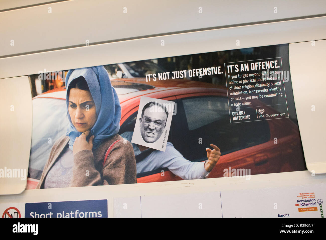 Londra REGNO UNITO. Il 22 novembre 2018. Un poster sulla metropolitana di Londra come parte di un governo Anti Hatecrime campagna contro online e , l'abuso fisico basate sulla religione, transgender identità e gara Credito: amer ghazzal/Alamy Live News Foto Stock