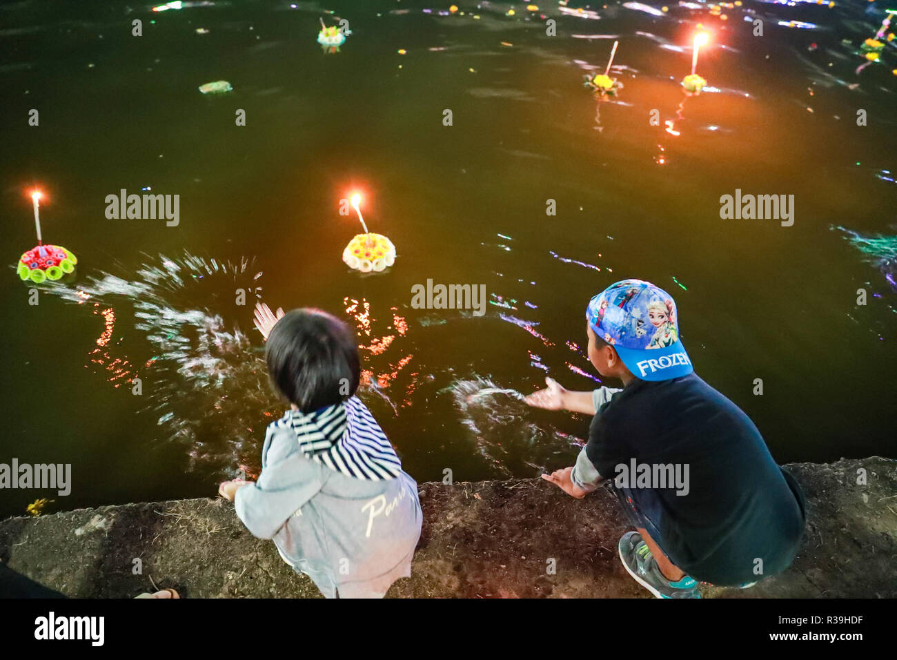 Surin, Thailandia. 22 Novembre, 2018. Bambini galleggiante loro Krathongs in Surin, Thailandia, nov. 22, 2018. Thailandia osservato l annuale Loy Krathong festival Giovedì. Come una tradizione che è stata seguita per almeno sette secoli, le persone insieme a galla lotus-zattere sagomata adornata con candele, incenso e fiori, noto come Krathongs, attorno alla dodicesima notte di luna piena del calendario tailandese e di augurare a un anno con la sfortuna di essere lavati via dalle acque. Credito: Zhang Keren/Xinhua/Alamy Live News Foto Stock