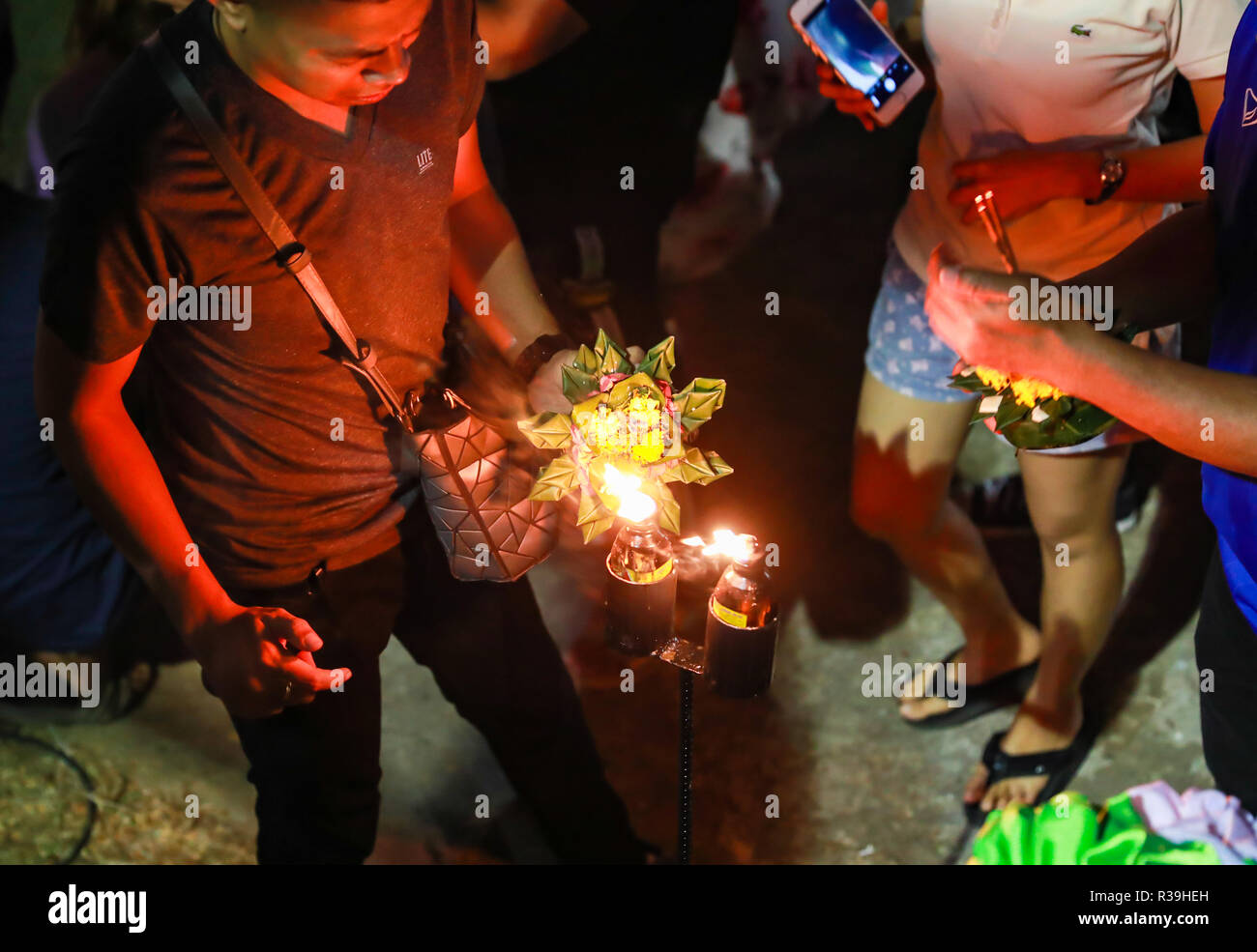 Surin, Thailandia. 22 Novembre, 2018. La gente accende la candela su Krathongs in Surin, Thailandia, nov. 22, 2018. Thailandia osservato l annuale Loy Krathong festival Giovedì. Come una tradizione che è stata seguita per almeno sette secoli, le persone insieme a galla lotus-zattere sagomata adornata con candele, incenso e fiori, noto come Krathongs, attorno alla dodicesima notte di luna piena del calendario tailandese e di augurare a un anno con la sfortuna di essere lavati via dalle acque. Credito: Zhang Keren/Xinhua/Alamy Live News Foto Stock