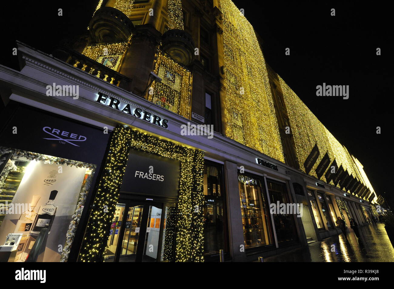 Glasgow, Scotland, Regno Unito. Il 22 novembre 2018. Il Celtic ace, Kieran Tierney interruttori sulla mitica Fraser, le luci di Natale a Mike Ashley's new House of Fraser in Glasgow. Il caso è quello di raccogliere fondi per Santa Margherita di Scozia ospizio in Clydebank. Credito: Colin Fisher/Alamy Live News Foto Stock