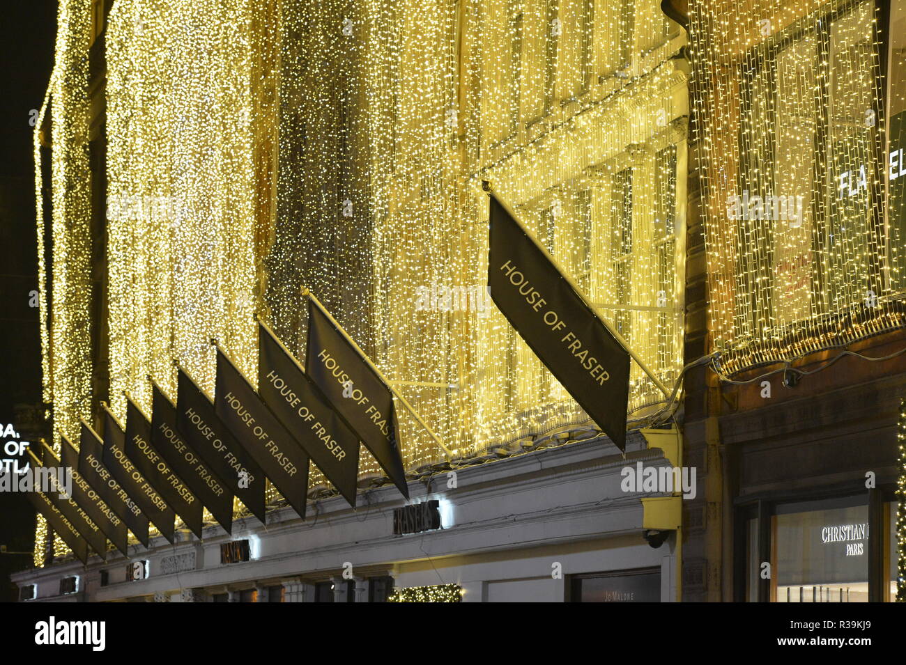 Glasgow, Scotland, Regno Unito. Il 22 novembre 2018. Il Celtic ace, Kieran Tierney interruttori sulla mitica Fraser, le luci di Natale a Mike Ashley's new House of Fraser in Glasgow. Il caso è quello di raccogliere fondi per Santa Margherita di Scozia ospizio in Clydebank. Credito: Colin Fisher/Alamy Live News Foto Stock