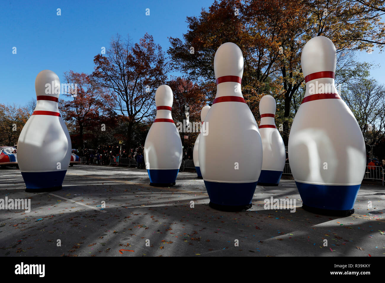 New York, Stati Uniti d'America. 22 Novembre, 2018. La Go Bowling balloonicles sono visibili durante il 2018 Macy's Thanksgiving Day Parade di New York, gli Stati Uniti il 9 novembre 22, 2018. Nonostante il freddo glaciale e venti forti, milioni e milioni di persone di New York e in tutto il mondo rivestito per le strade di Manhattan per guardare il display di abbagliamento di palloncini e galleggia in 92esima Macy's Thanksgiving Day Parade giovedì. Credito: Li Muzi/Xinhua/Alamy Live News Foto Stock