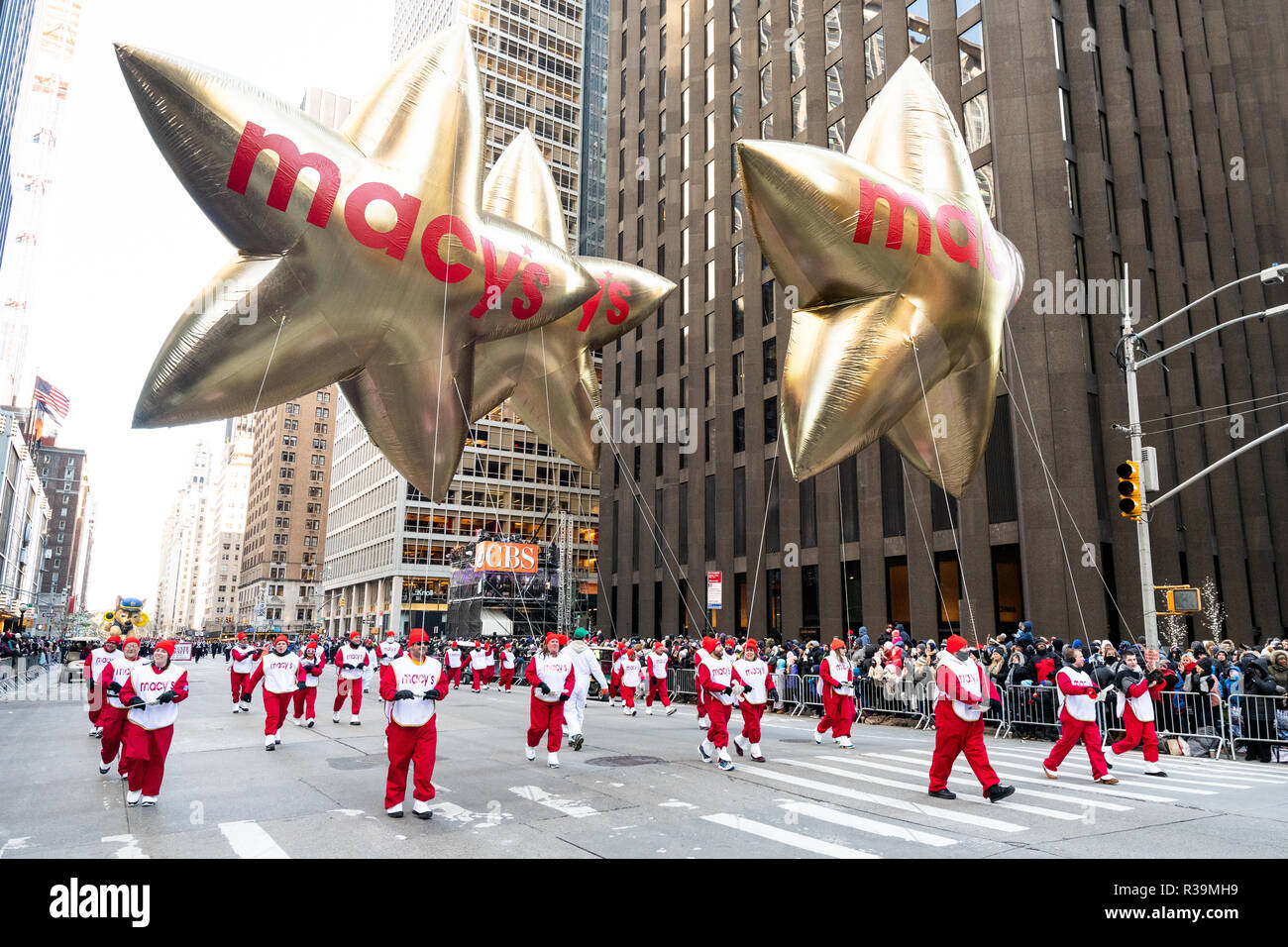 Il Macy's palloncini sono visto durante il giorno del Ringraziamento parata in New York City. Foto Stock