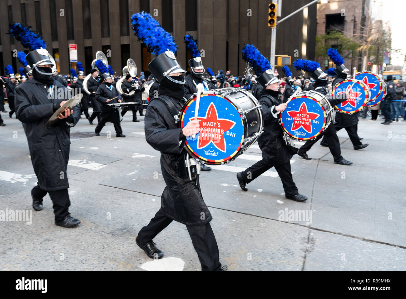 I partecipanti sono visti in marcia durante il 2018 Macy's Thanksgiving Day Parade di New York City. Foto Stock