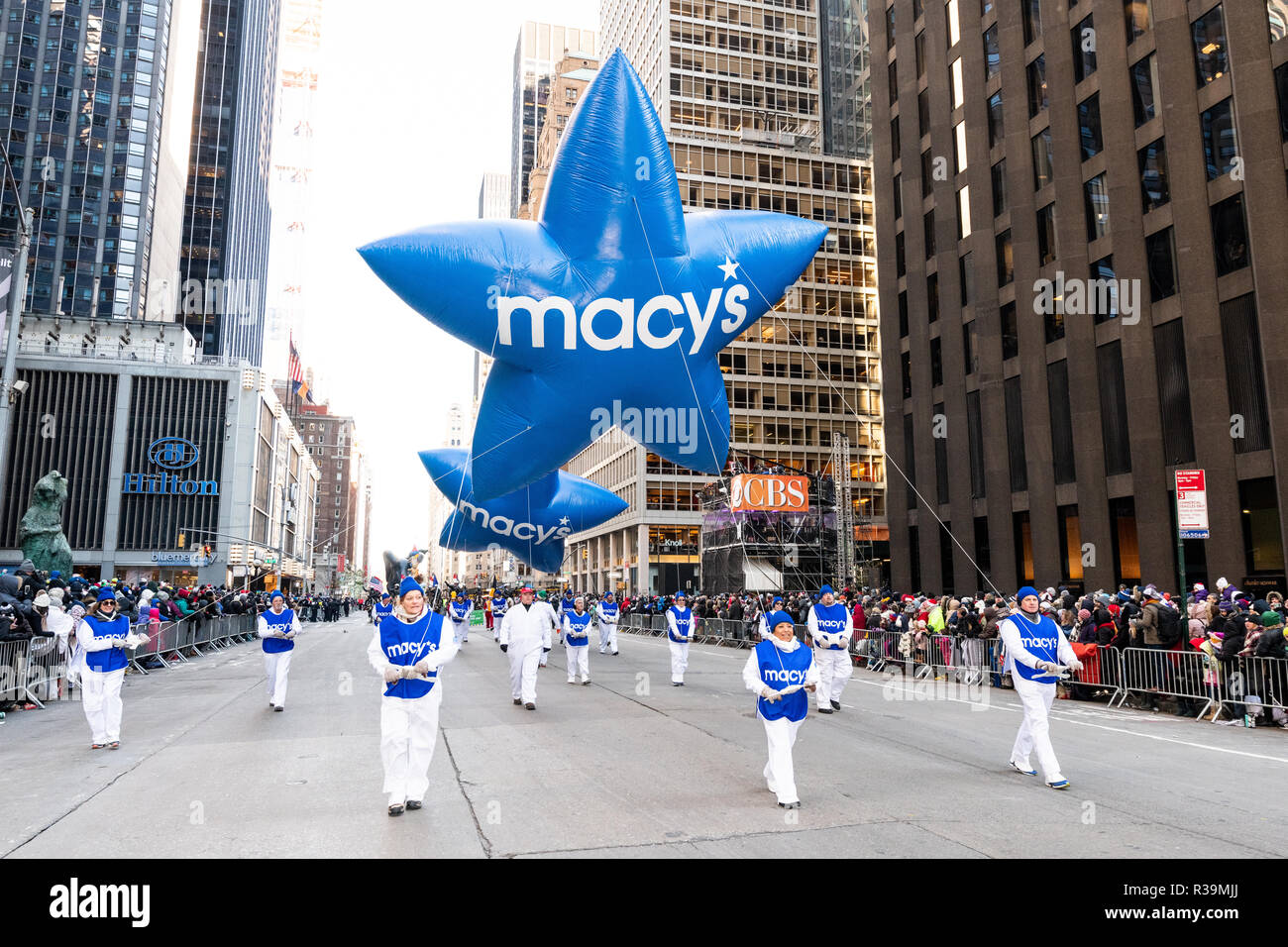 Il Macy's palloncini sono visto durante il giorno del Ringraziamento parata in New York City. Foto Stock