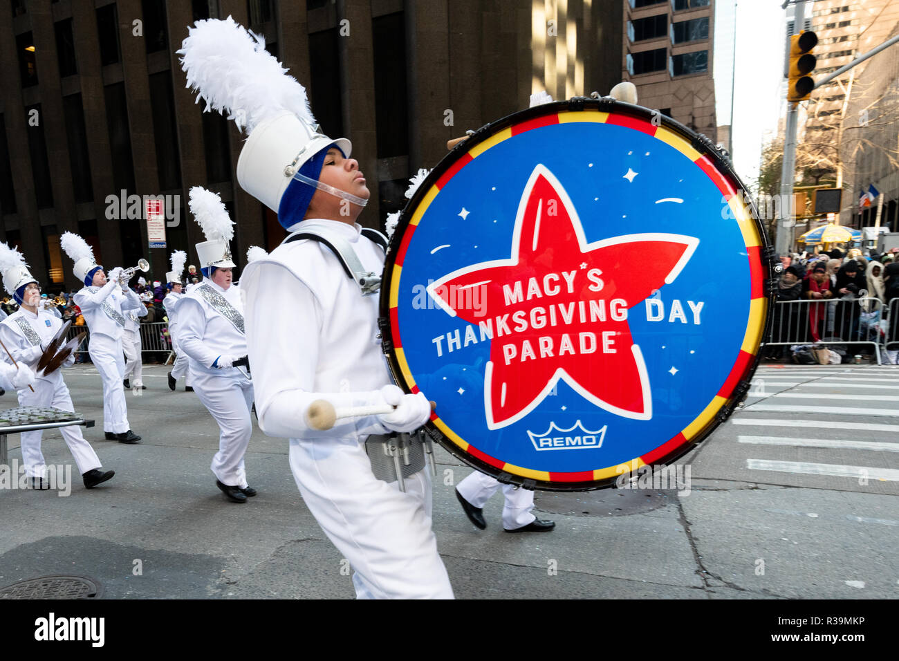 I partecipanti sono visti in marcia durante il 2018 Macy's Thanksgiving Day Parade di New York City. Foto Stock