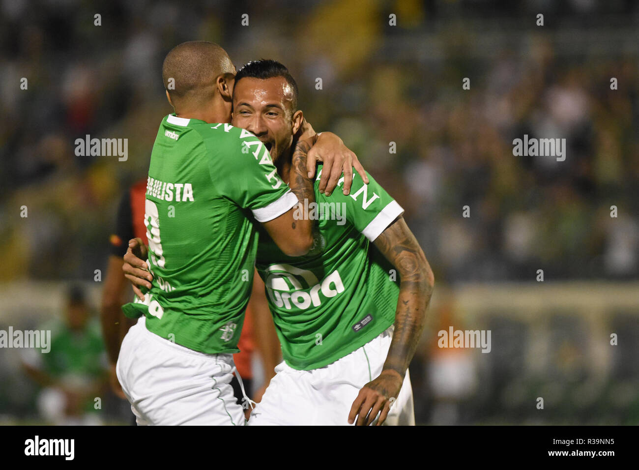 Chapecoense x Sport - lettore Chapecoense Leandro Pereira celebra il suo obiettivo con il giocatore Welington Paulista durante una partita contro lo sport a Arena Conde stadium per il campionato brasiliano a 2018. Foto: Renato Padilha / AGIF Foto Stock