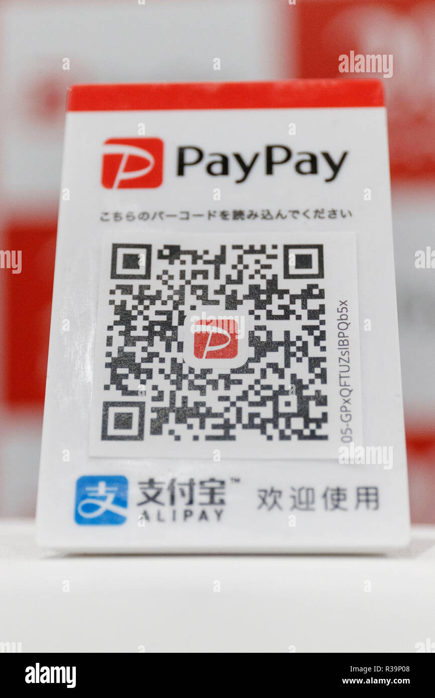 Un codice QR di PayPay sul display durante una conferenza stampa per annunciare il nuovo smartphone per il servizio di pagamento il 22 novembre 2018, Tokyo, Giappone. PayPay è uno smartphone per il servizio di pagamento tramite codici a barre (codici QR) supportato da SoftBank, Yahoo Giappone e Paytm, che può essere utilizzato in giapponese negozi tra cui Bic Fotocamera, Yamada Denki e famiglia Mart. Credito: Rodrigo Reyes Marin/AFLO/Alamy Live News Foto Stock