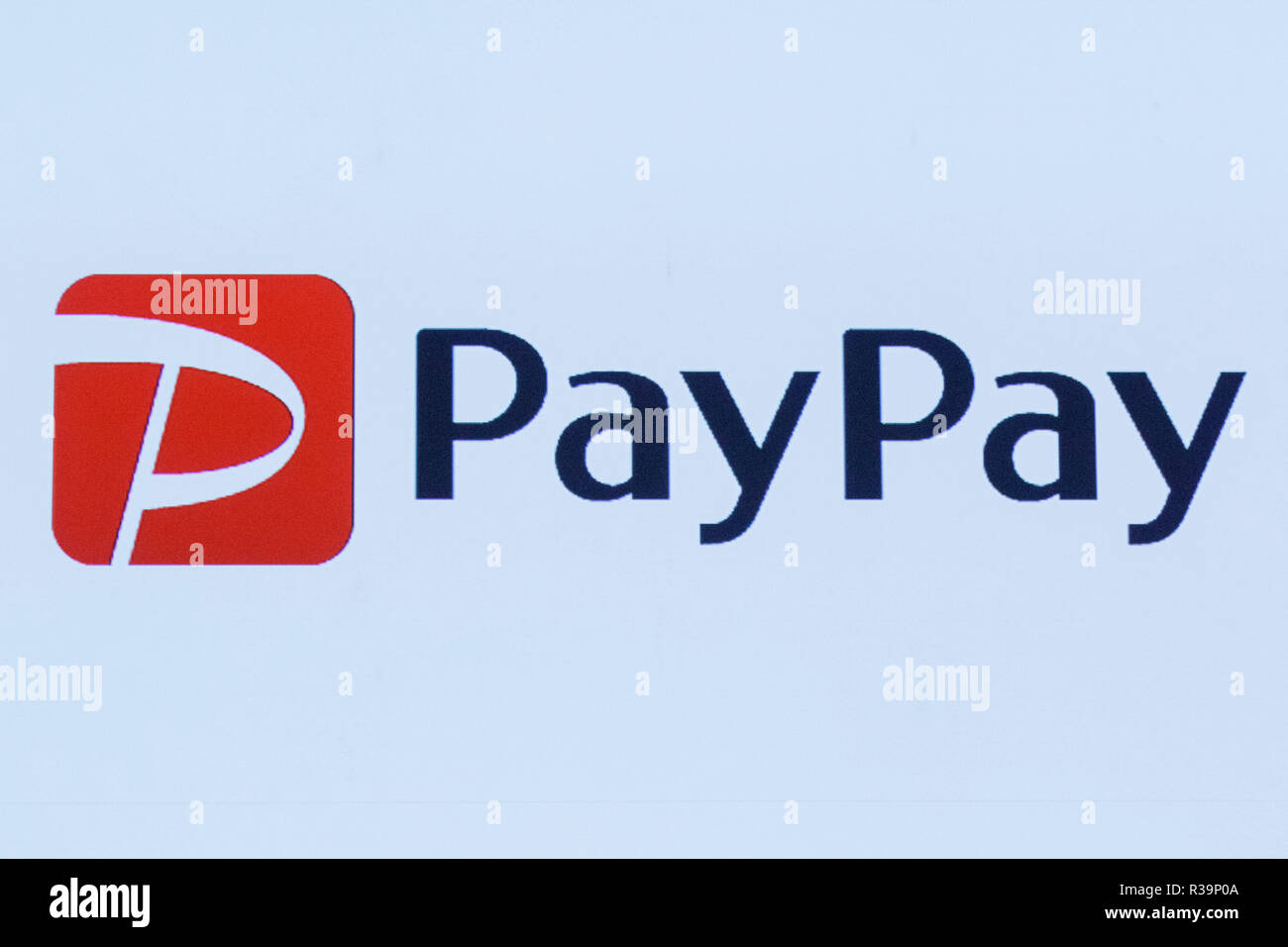 Un logo di PayPay Corp. sul display durante una conferenza stampa per annunciare il nuovo smartphone per il servizio di pagamento il 22 novembre 2018, Tokyo, Giappone. PayPay è uno smartphone per il servizio di pagamento tramite codici a barre (codici QR) supportato da SoftBank, Yahoo Giappone e Paytm, che può essere utilizzato in giapponese negozi tra cui Bic Fotocamera, Yamada Denki e famiglia Mart. Credito: Rodrigo Reyes Marin/AFLO/Alamy Live News Foto Stock