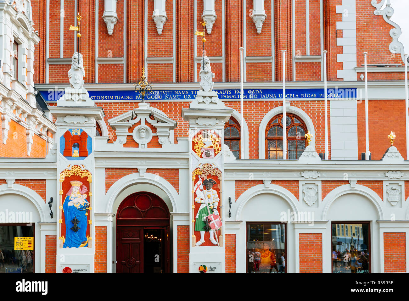 Dettaglio. Casa delle Teste Nere è un edificio situato nella città vecchia di Riga. L'edificio originale fu costruito durante il primo terzo del XIV C Foto Stock