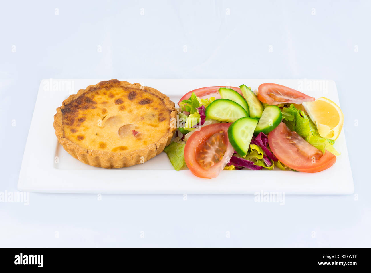 Torta di Spinaci servito con insalata fresca isolato con sfondo bianco Foto Stock