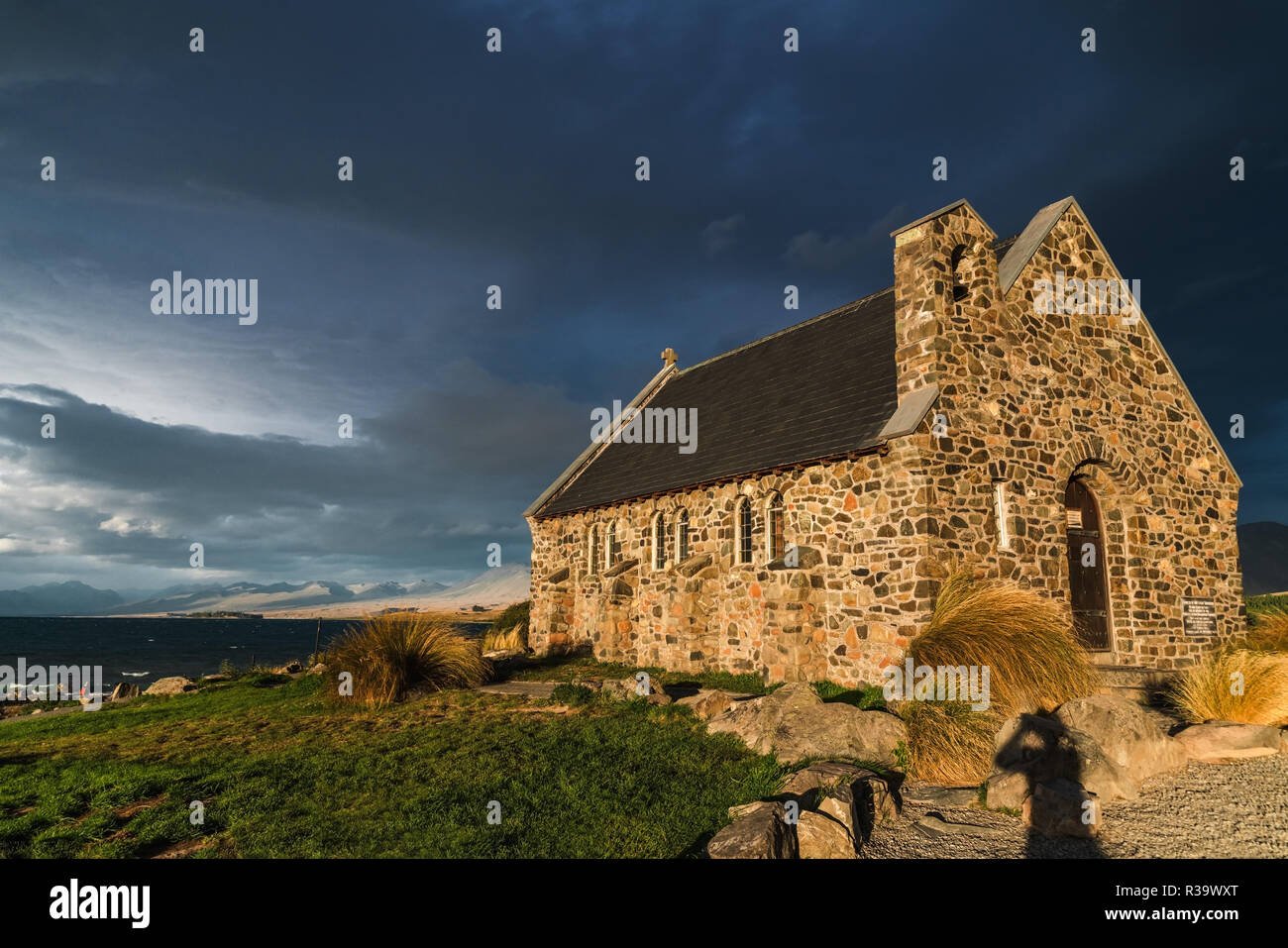 La Chiesa del Buon Pastore, il Lago Tekapo, Nuova Zelanda, bel tramonto Foto Stock