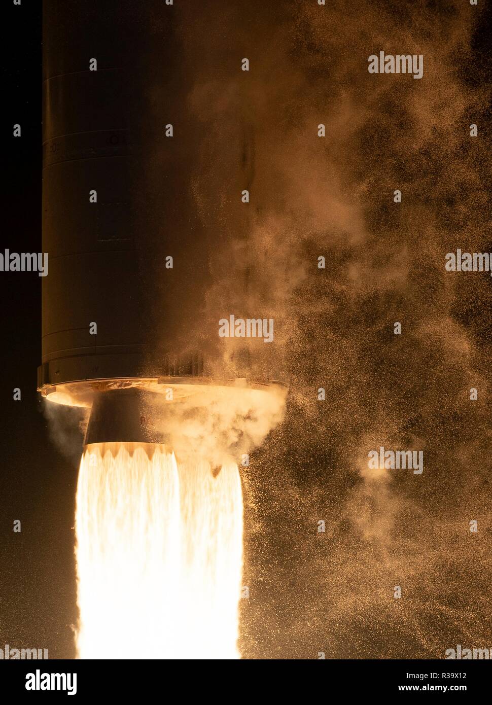 La Northrop Grumman Antares rocket portante il Cygnus rialimentazione lanci spaziali dal PAD-0un presso la NASA Wallops Flight Facility Novembre 17, 2018 in Wallops Island, Virginia. Il commerciale cargo rialimentazione missione alla stazione spaziale internazionale fornirà circa 7.400 libbre di scienza e ricerca, equipaggio di materiali di consumo e di hardware per il laboratorio orbitale e il suo equipaggio. Foto Stock