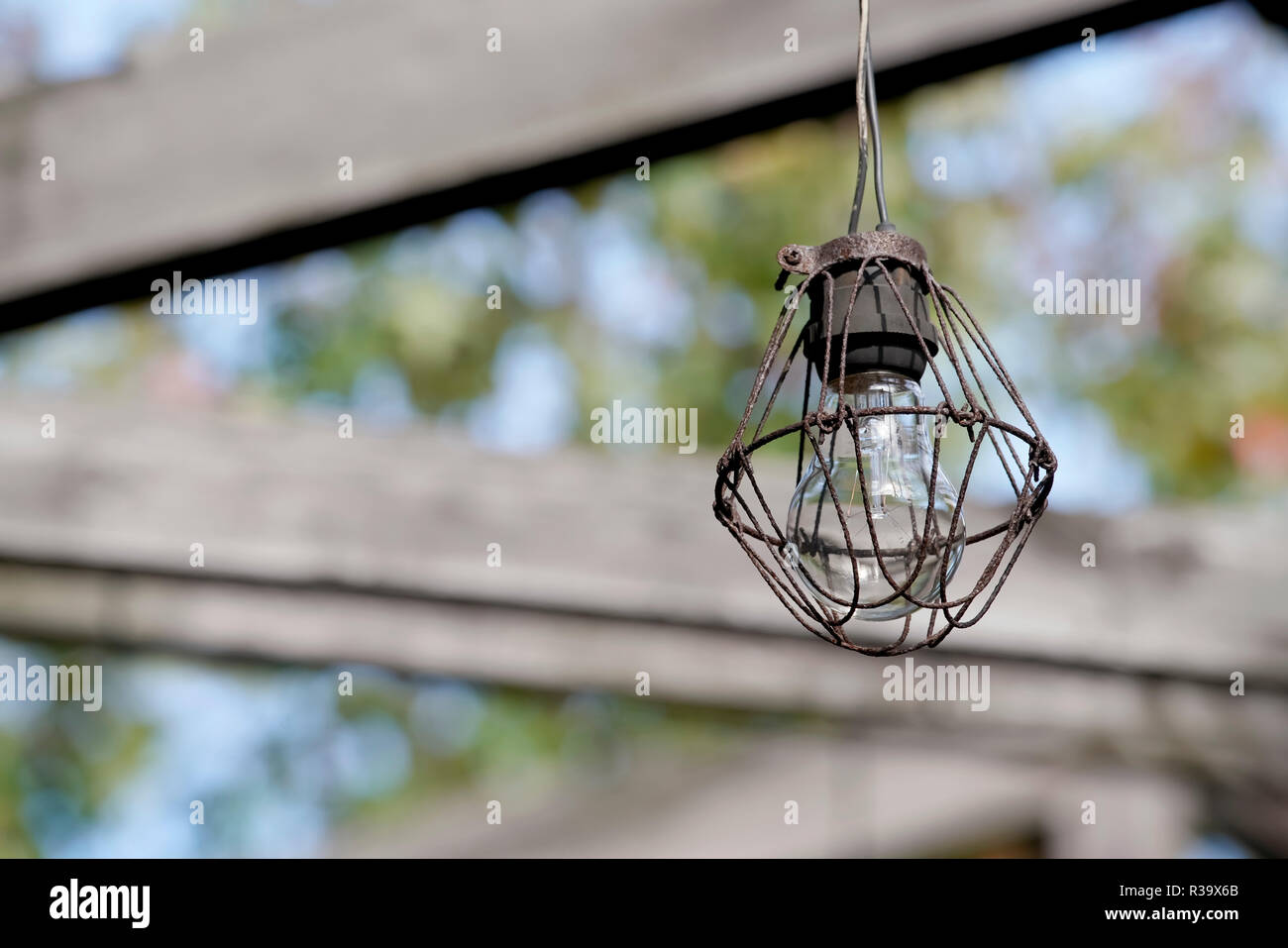 Dirty old lampadina nel fienile abbandonato Foto Stock