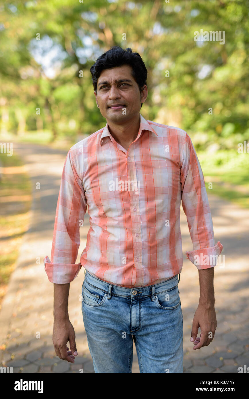 Indian man standing pensiero, mentre nel percorso di pacifica gr Foto Stock