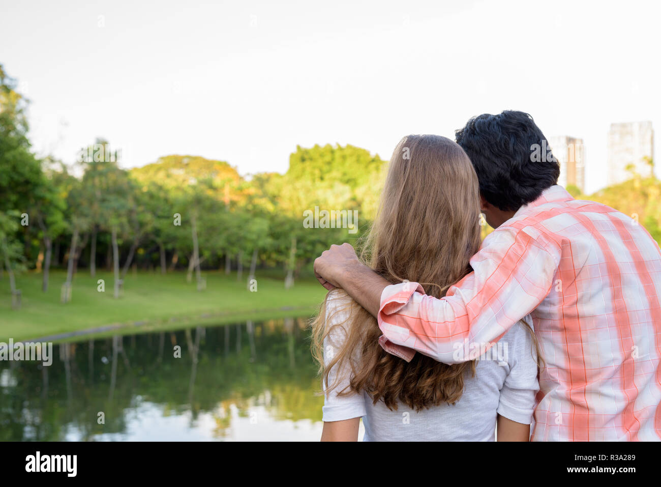 Vista posteriore del multi etnico matura in amore mentre guardando peacef Foto Stock