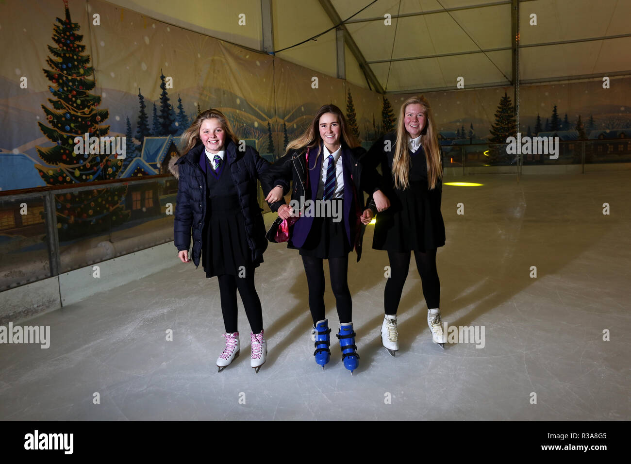 Viste generali delle tre ragazze il pattinaggio su ghiaccio a Bognor Regis Natale temporanea pista di pattinaggio su ghiaccio nel centro della città, Bognor Regis, Regno Unito. Foto Stock