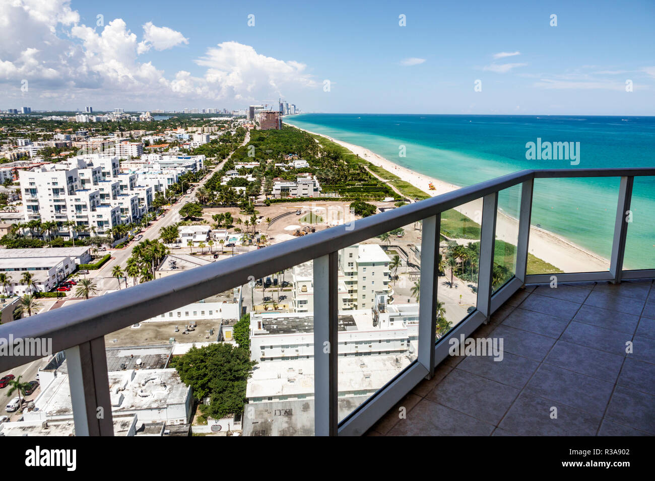 Miami Beach Florida,North Beach,condominio appartamenti residenziali edificio edifici alloggio, balcone vista, vista aerea dall'alto, A Foto Stock