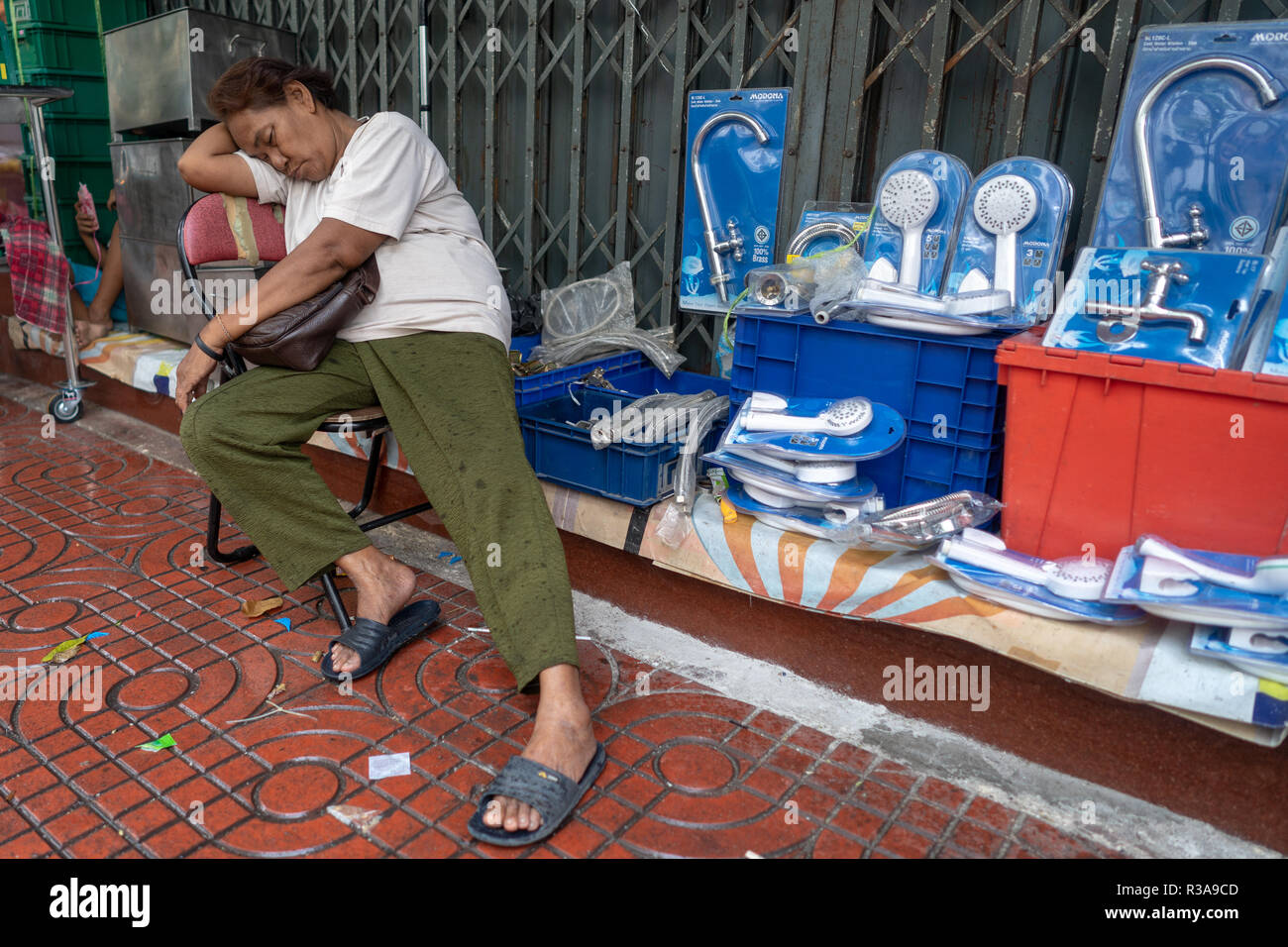 Un venditore visto dormire sul lato della strada a Chinatown, Bangkok, Thailandia. La vita quotidiana in Bangkok capitale della Thailandia. Foto Stock