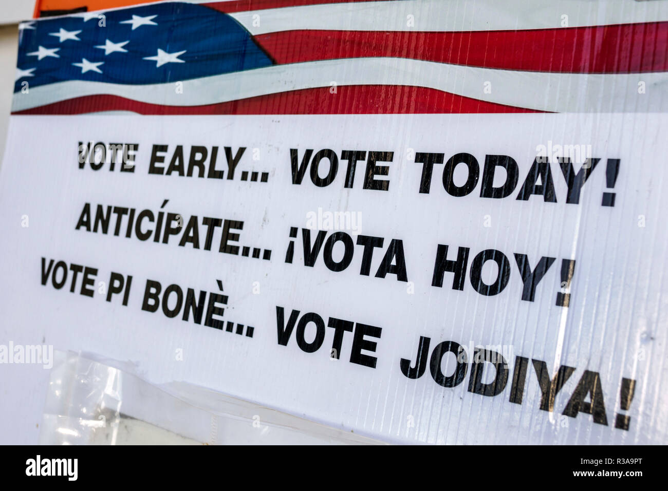 Miami Beach Florida,City Hall,sign,vote here Spanish English Creole languages,FL181030041 Foto Stock