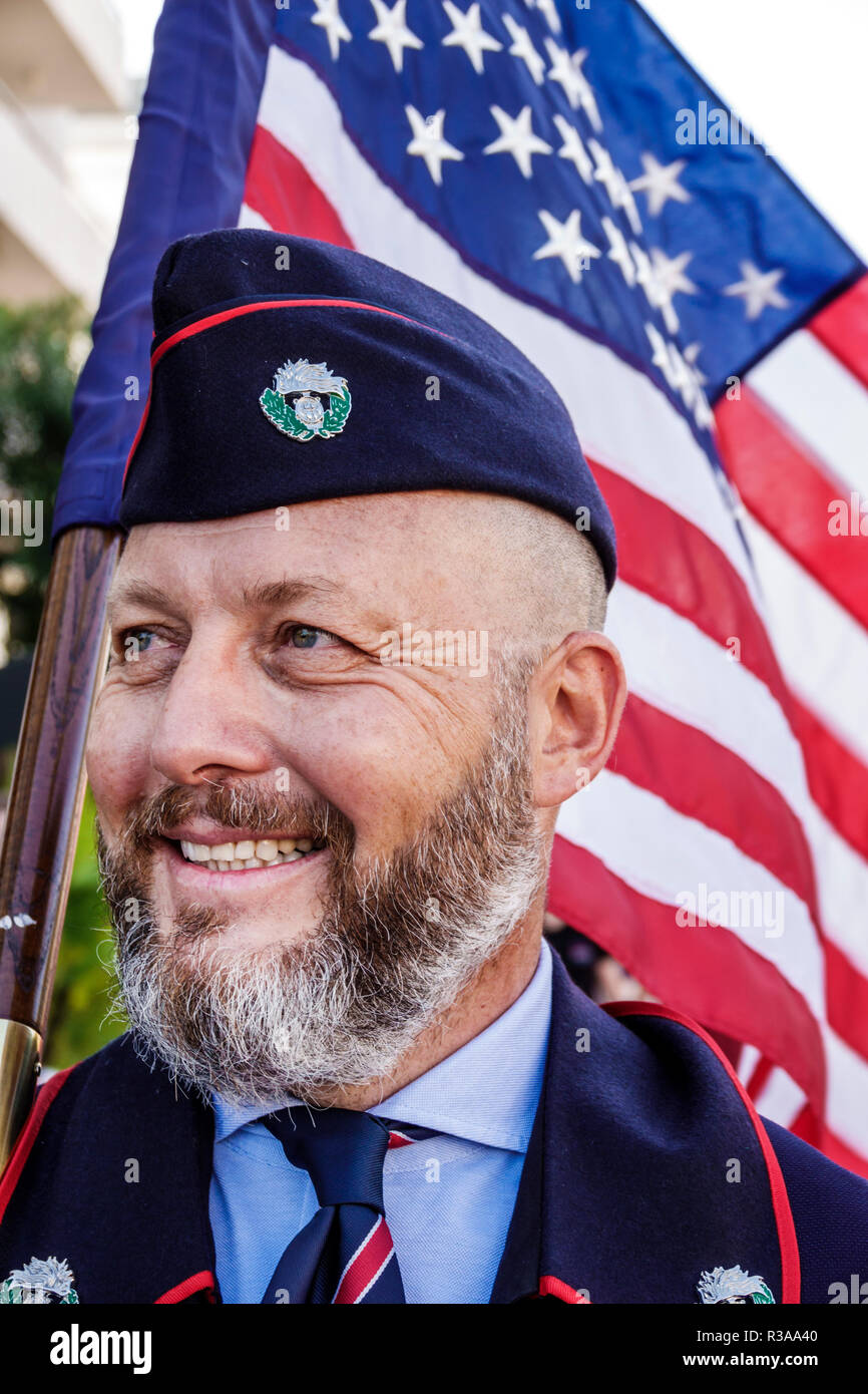 Miami Beach Florida, Ocean Drive, Veterans Day Parade Activities, uomo uomini maschio, bandiera, uniforme, granaio, FL181115027 Foto Stock