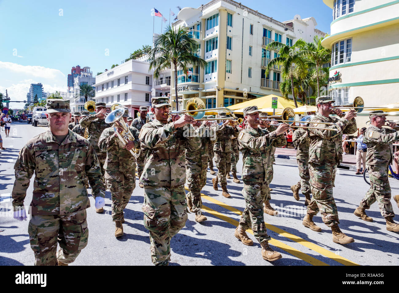 Miami Beach Florida, Ocean Drive, Veterans Day Parade Activities, Army band Marching, FL181115030 Foto Stock