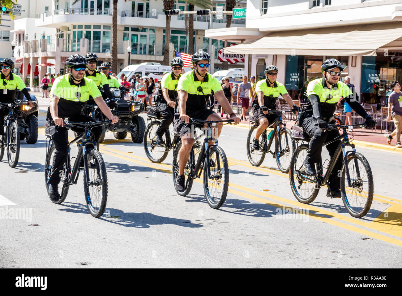 Miami Beach Florida, Ocean Drive, Veterans Day Parade Activities, polizia brigata biciclette pattuglia, FL181115034 Foto Stock