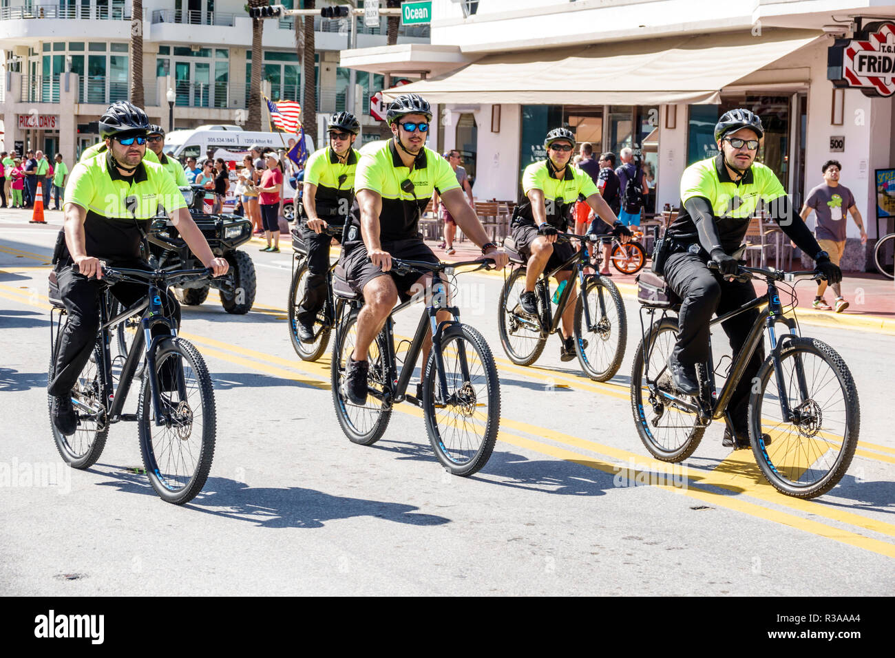 Miami Beach Florida, Ocean Drive, Veterans Day Parade attività, polizia brigata biciclette pattuglia, visitatori viaggio viaggio turistico turismo l Foto Stock