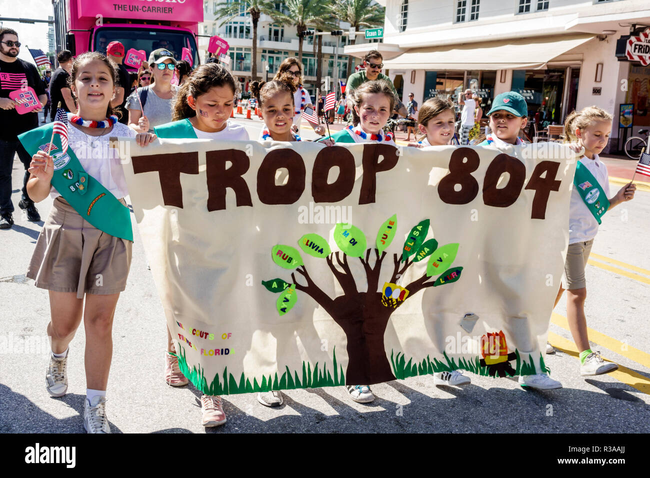 Miami Beach Florida, Ocean Drive, Veterans Day Parade Activities, Girl Scouts Troop Marching banner, visitatori viaggio viaggio turistico tour Landma Foto Stock