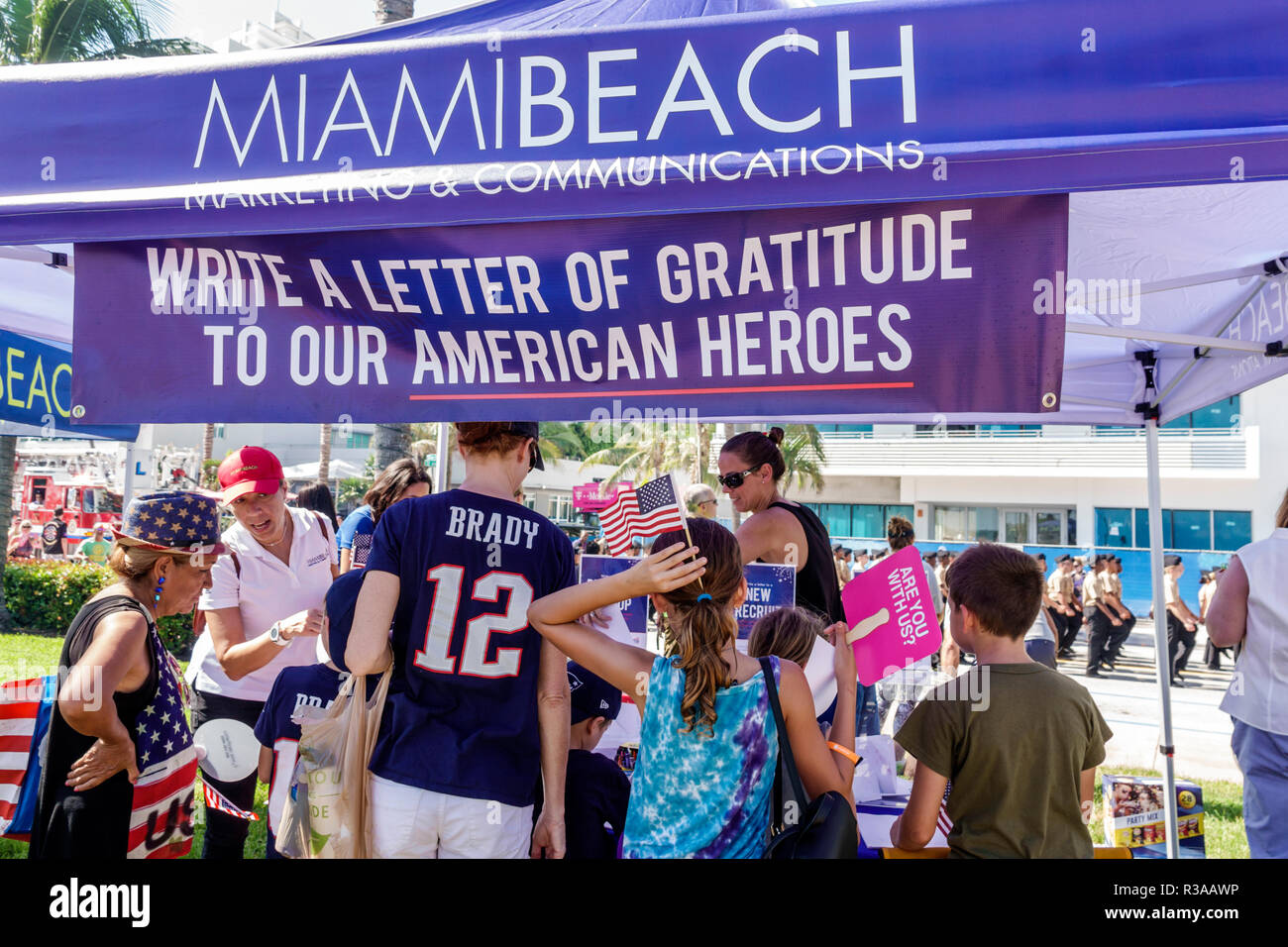Miami Beach Florida, Ocean Drive, Veterans Day Parade Activities, scrivere lettera gratitudine eroi americani prima soccorritori, FL181115060 Foto Stock