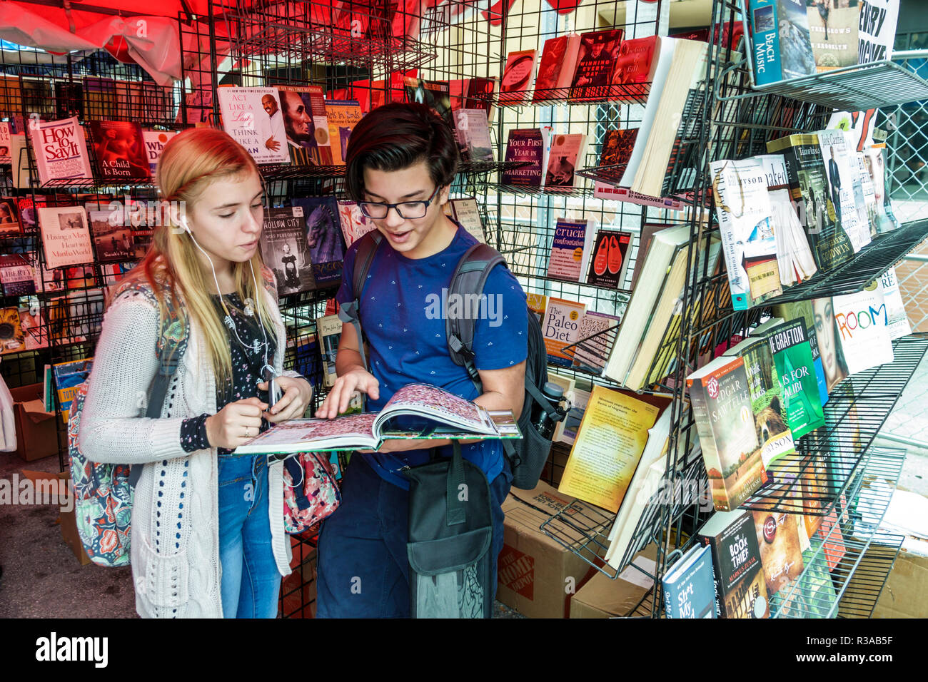 Miami Florida,Miami-Dade College,Fiera del Libro,bancarelle annuali venditori,libri vendita,shopping shopper shopping negozi mercati di mercato mar Foto Stock