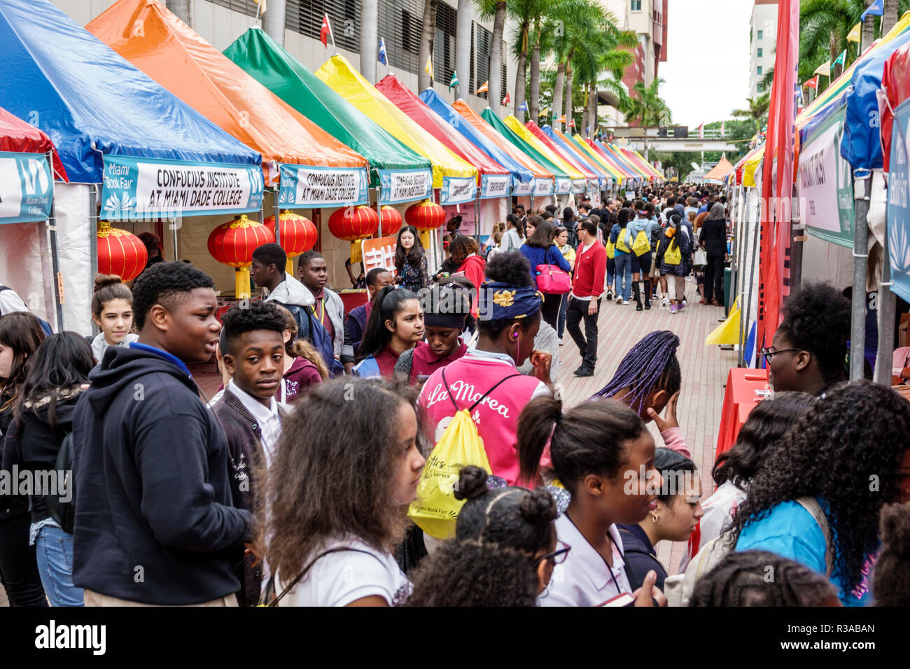 Miami Florida,Miami-Dade College,Fiera del Libro,bancarelle annuali venditori,libri vendita,shopping shopper shopping negozi mercati di mercato mar Foto Stock