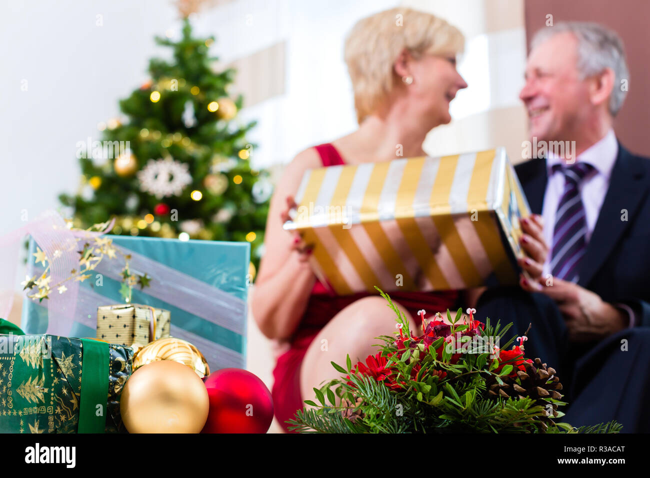 Coppia in pensione per celebrare la vigilia di Natale Foto Stock