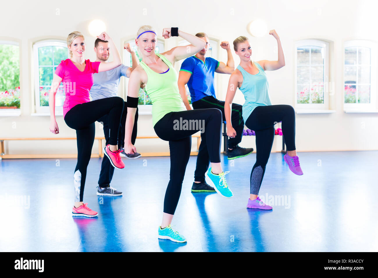 Gruppo di fitness in studio di aerobica Foto Stock