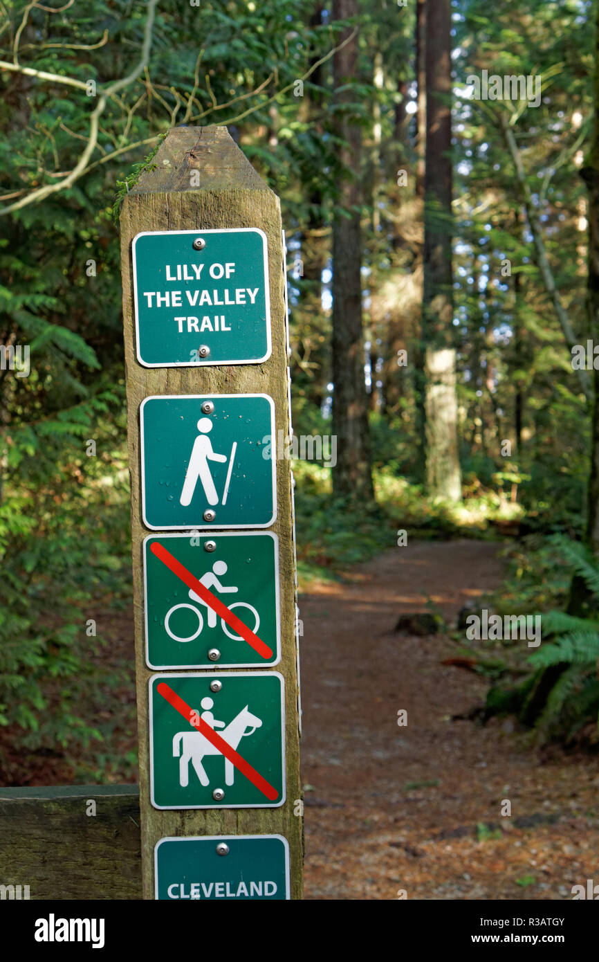 Un sentiero escursionistico sign in spirito pacifico parco regionale e preservare la natura, Vancouver, BC, Canada Foto Stock