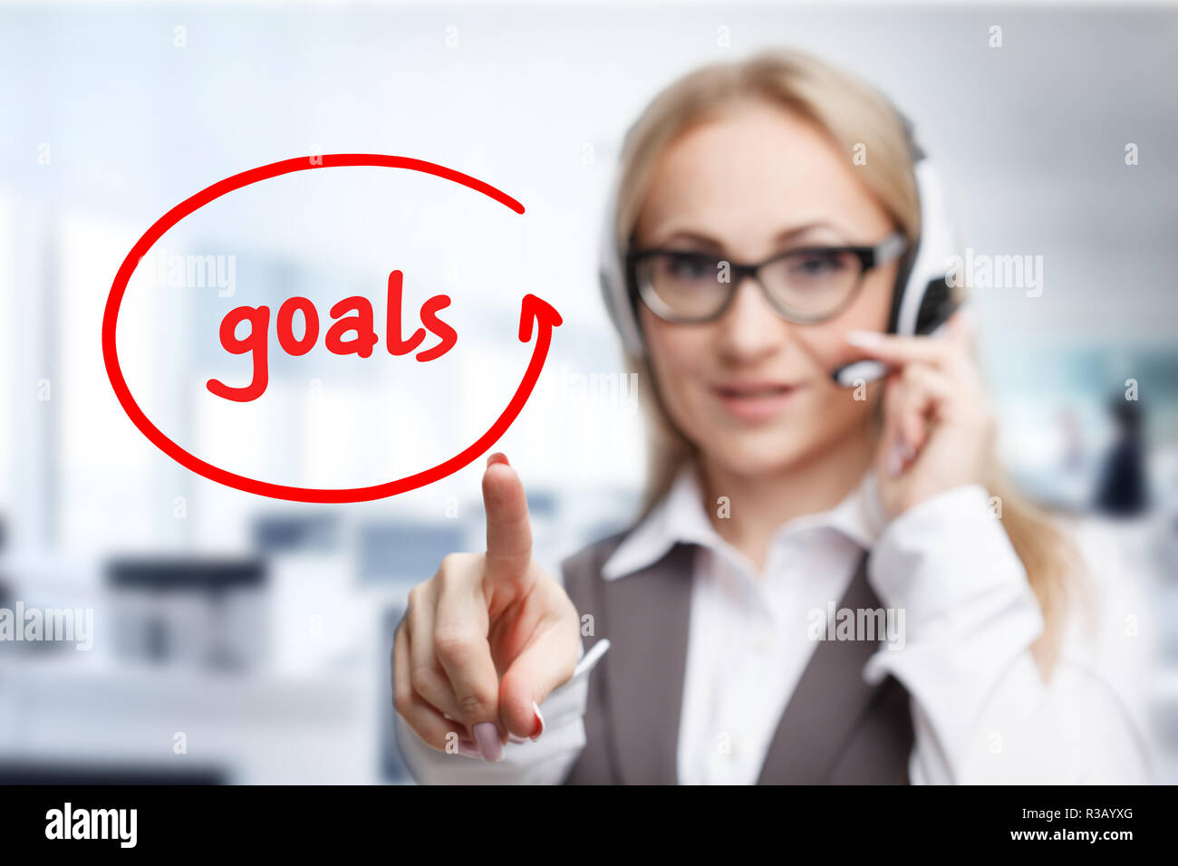 Tecnologia, internet, business e marketing. Giovane donna di affari di parola di scrittura: obiettivi Foto Stock