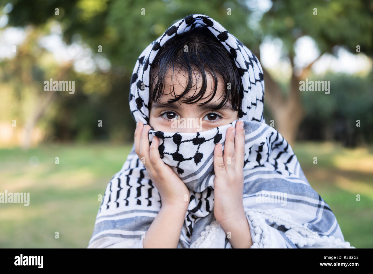 Piccolo palestinese ragazza con Keffiyeh Foto Stock