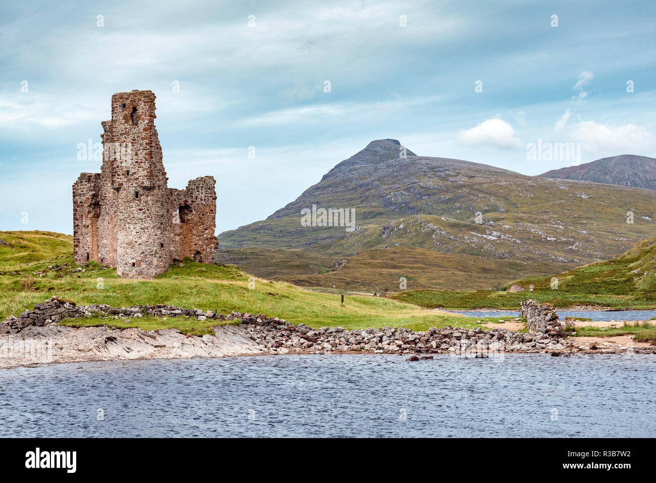 Rovina del castello Il castello di Ardvreck su una penisola del lago di Loch Assynt, Sutherland, Highlands scozzesi, Scozia, Gran Bretagna Foto Stock