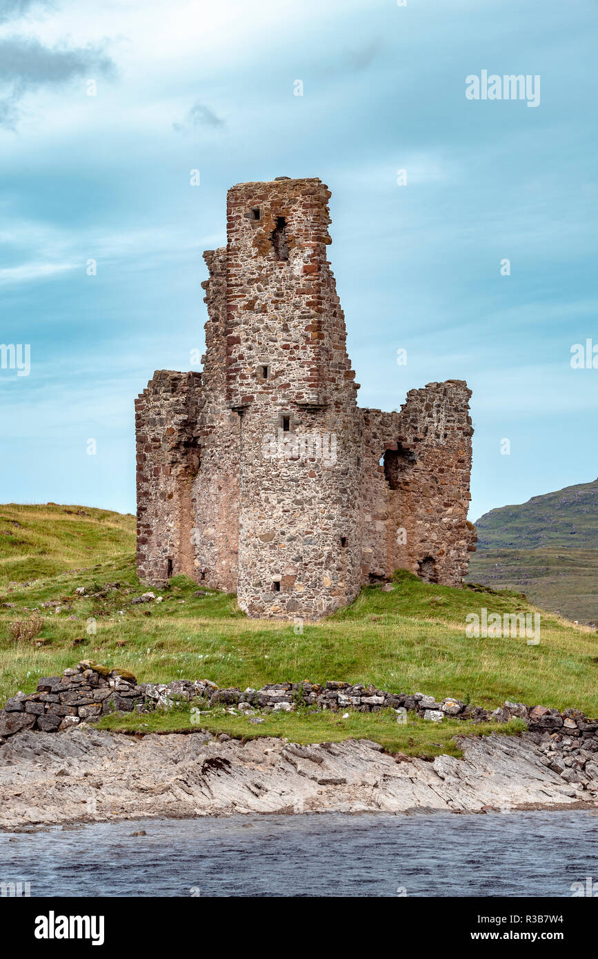 Rovina del castello Il castello di Ardvreck su una penisola del lago di Loch Assynt, Sutherland, Highlands scozzesi, Scozia, Gran Bretagna Foto Stock