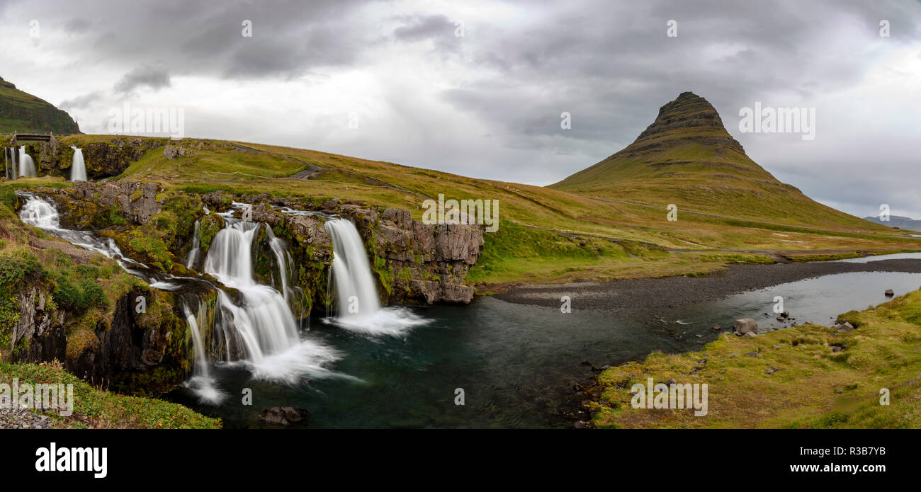 Cascata Kirkjufellsfoss e Monte Kirkjufell, vicino Grundarfjördur, Snaefellsnes, West Islanda Islanda Foto Stock