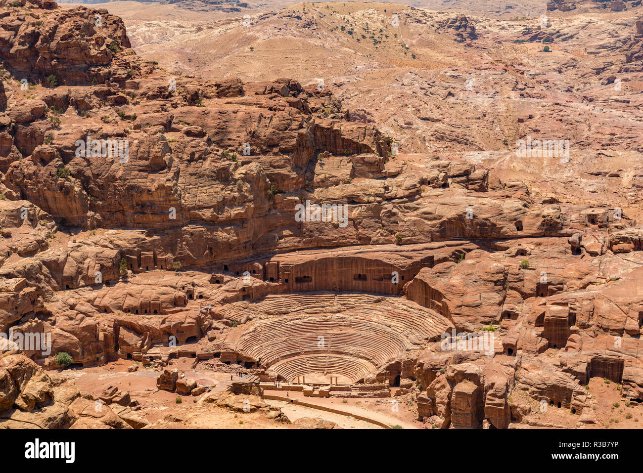 Anfiteatro romano scavato nella roccia, Nabataean città Petra, vicino a Wadi Musa, Giordania Foto Stock