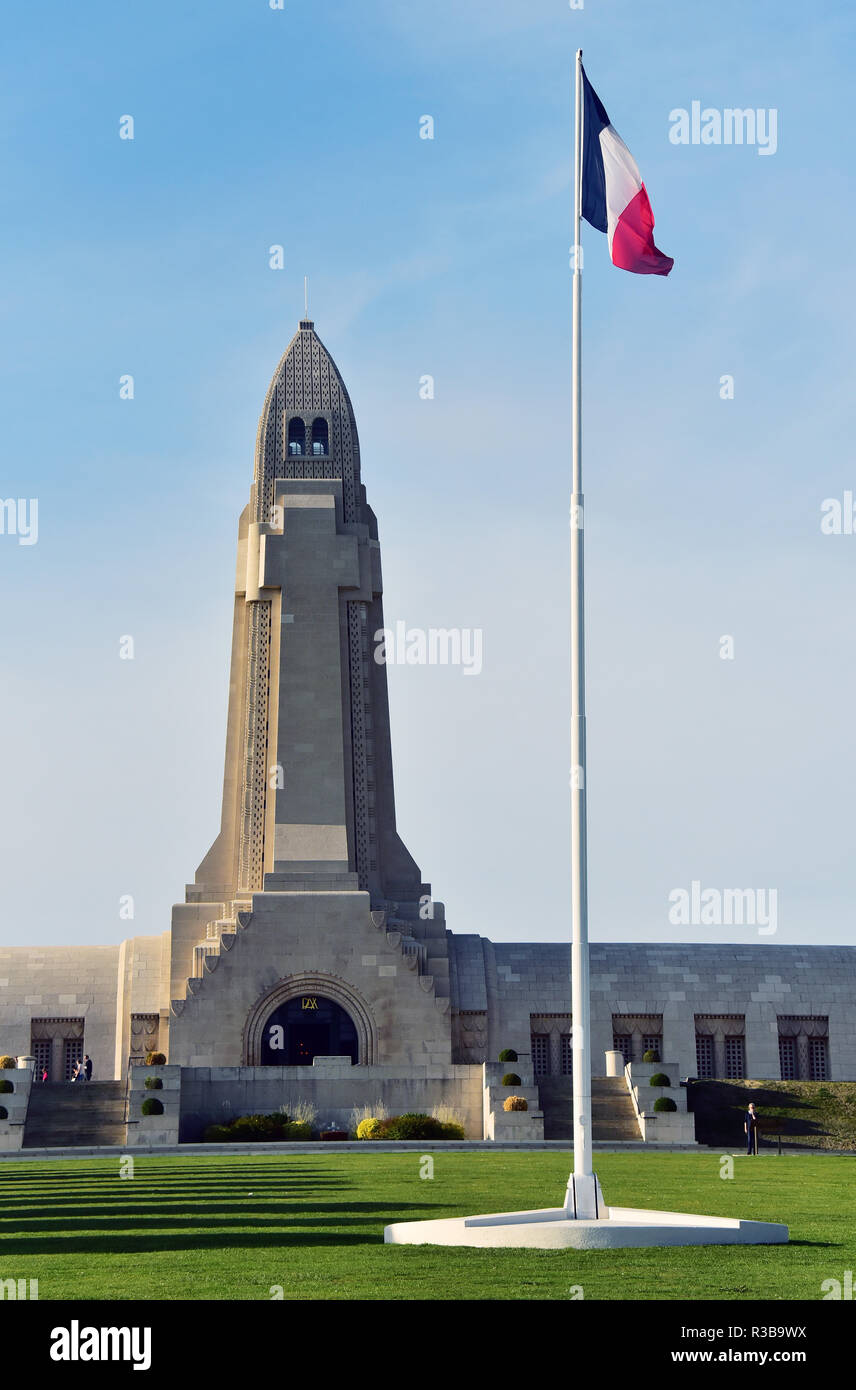 Verdun, Ossuaire De Douaumont con i resti di 130 000 sconosciuto caduti della Prima Guerra Mondiale, Verdun Foto Stock