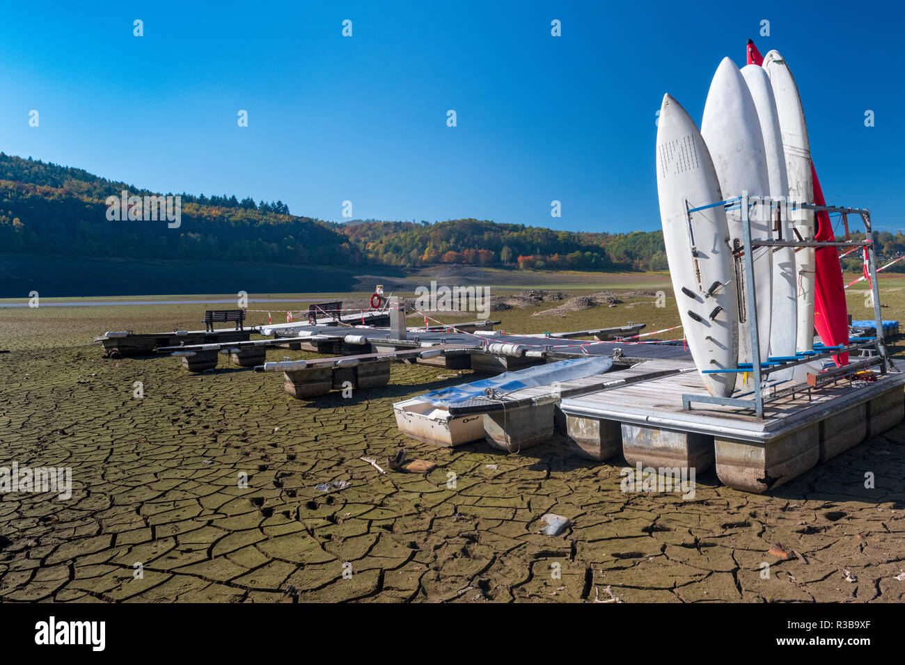 Barca a secco jetty, Edersee, ridotto a meno di un quarto del suo normale volume di acqua a causa della siccità, Edersee nature park Park Foto Stock