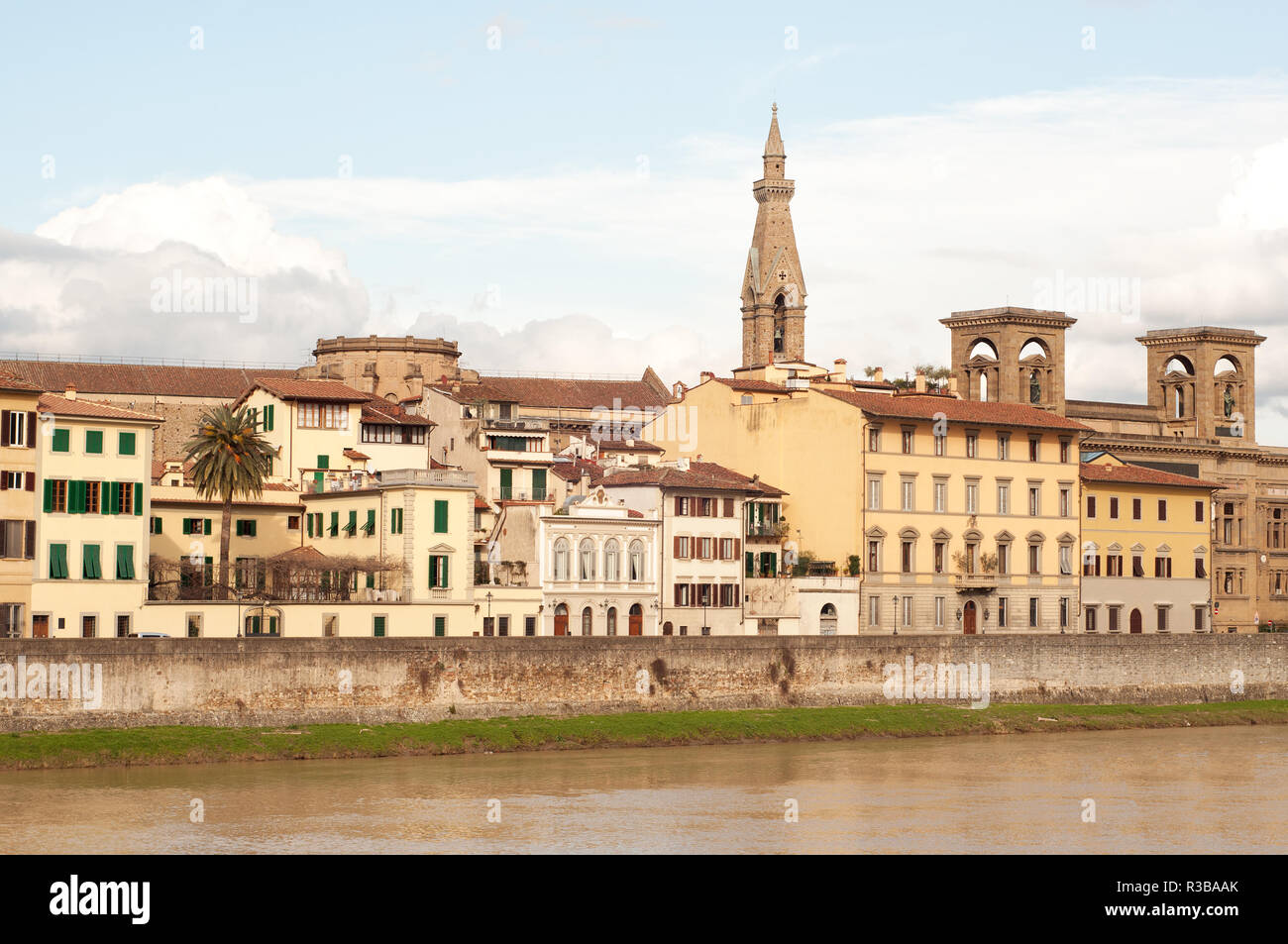 Paesaggio urbano di Firenze con i suoi edifici storici e il fiume Arno Foto Stock