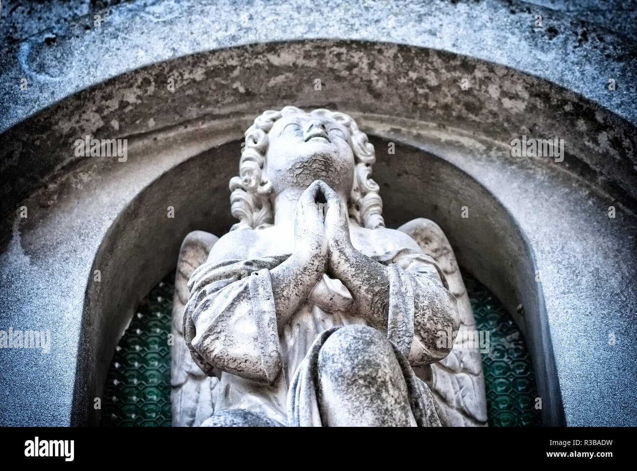 La scultura di un angelo che prega nel cimitero Bellu, Bucarest, Romania Foto Stock