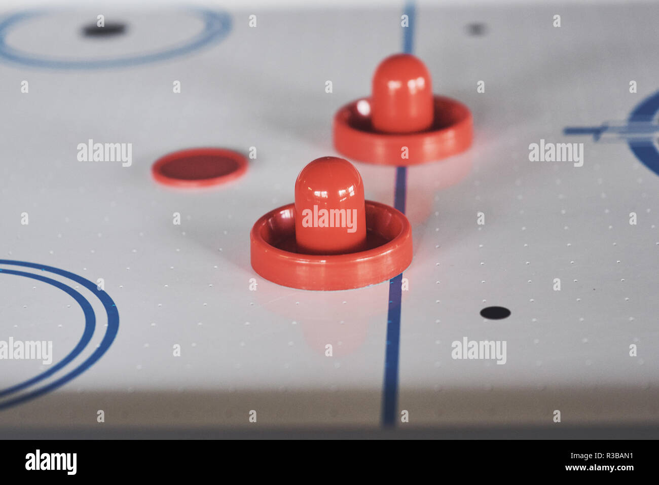 Air hockey tabella con finestra e illuminazione giocattolo rossa mazza da hockey Foto Stock