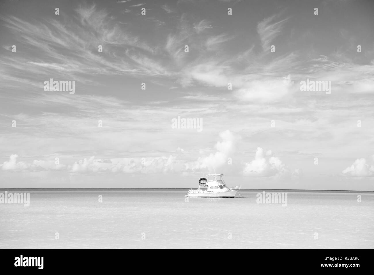 Yacht in mare di St Johns, Antigua. Yacht Sugli idilliaci paesaggi marini. Vacanze estive sull isola tropicale. Viaggio in mare su yacht. Avventura è là fuori. La scoperta. Yacht travel dall' oceano. Foto Stock